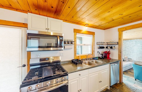 Kings Beach Chalet De Esquí | Modern lake-view hotel - all eight rooms - dog-friendly - near beach & golf