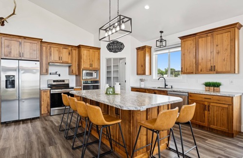 St. Charles Cabina | Modern Lakehouse l Slps 34 l Courts + Chefs Kitchen l Bear Lake Haven