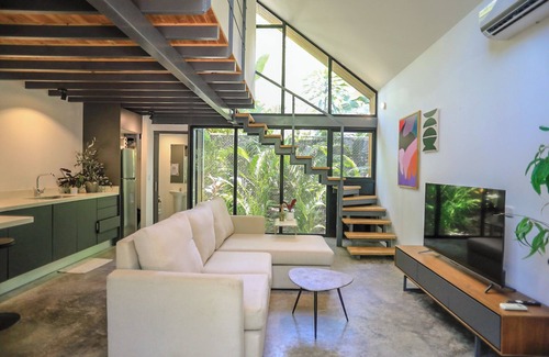 Malpaís Apartamento | Modern loft in Mal País with A/C, close to Santa Teresa with shared pool