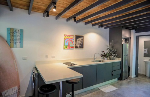 Malpaís Apartamento | Modern loft in Mal País with A/C, close to Santa Teresa with shared pool