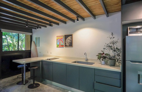 Malpaís Apartamento | Modern loft in Mal País with A/C, close to Santa Teresa with shared pool