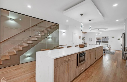 Chicago Casa | Modern, Luxe, House 20mins to Downtown, Sleeps 16, Private Rooftop, 2car Garage