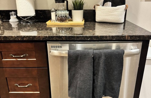 Irving Park East Apartamento | Modern Luxury 1bd-1ba - Heart of City: Close to Highway 90 & 94