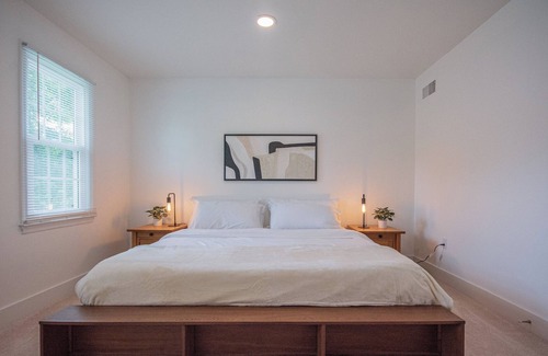 Herndon Casa | Modern Luxury 5BR Home, Safe & Quiet Neighborhood