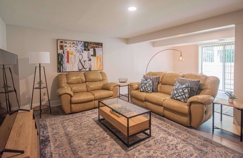 Herndon Casa | Modern Luxury 5BR Home, Safe & Quiet Neighborhood