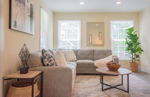 Herndon Casa | Modern Luxury 5BR Home, Safe & Quiet Neighborhood