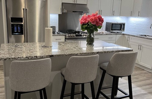Loganville Apartamento | Modern meets country Loganville GA with AC, WiFi, pool.