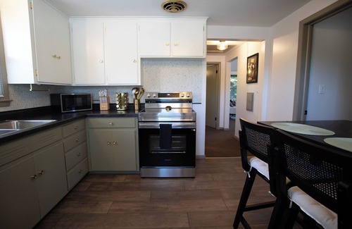 Menasha Apartamento | -Modern Minimalism: Cozy, Sleek Stay-