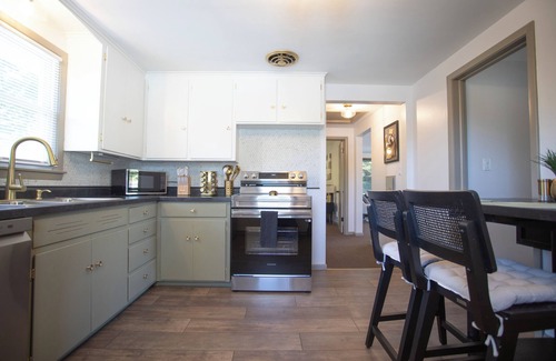 Menasha Apartamento | -Modern Minimalism: Cozy, Sleek Stay-