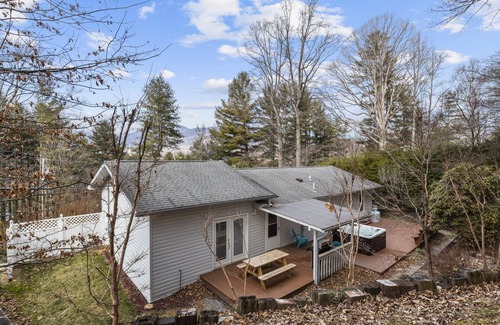 Waynesville Casa | Modern Mtn Cabin+Walk to DT+Hot Tub