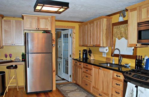 Warrensville Cabina | Cabina moderna frente al río Nest-Quaint con pozo de fuego, WIFI