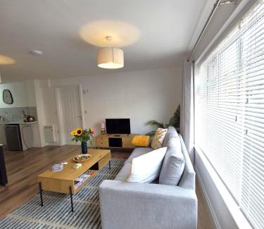 Ely Apartamento | Modern One Bed Flat at Dawe Luxury Suites - An Entire Apartment near Ely Cathedral & Train Station - The Perfect Gateway to Explore Ely, Cambridge, Norfolk & London - Sleeps up to 4