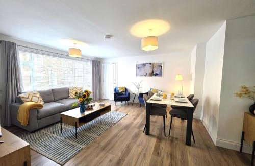 Ely Apartamento | Modern One Bed Flat at Dawe Luxury Suites - An Entire Apartment near Ely Cathedral & Train Station - The Perfect Gateway to Explore Ely, Cambridge, Norfolk & London - Sleeps up to 4