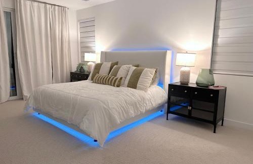 Palm Springs Casa | Modern Palm Springs Retreat Poolside Relaxation Scenic Views