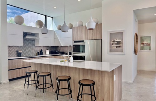 Tropic Palms Casa | MODERN PALMS — Saltwater Pool, Gym, BBQ Grill, Yoga Area, Board Games