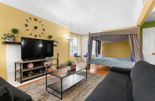 Burbank Casa | Modern Ping-Pong 4BD Sleeps 12 at Rose Garden