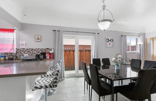 Burbank Casa | Modern Ping-Pong 4BD Sleeps 12 at Rose Garden