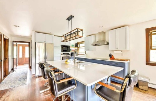 Jewett Casa | Modern Retreat | Near Hunter & Windham | Dog-Friendly