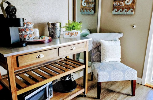 Elkhart Lake Villa | Modern Room Near Indoor Pool