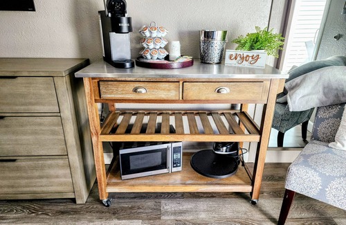 Elkhart Lake Villa | Modern Room Near Indoor Pool