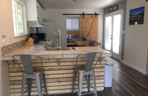 Wofford Heights Cabina | HIDEAWAY MODERNO DE CABINA RÚSTICA