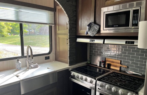 Grand Rapids Casa | Modern RV come “GLAMP” in style.