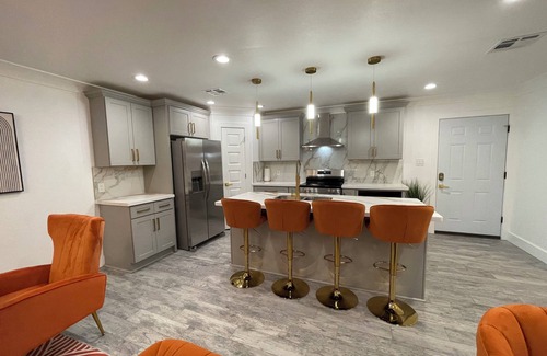 Kenner - Louis Armstrong International Airport Casa | Modern Spacious 4-bedroom house in charming Kenner with WiFi and AC