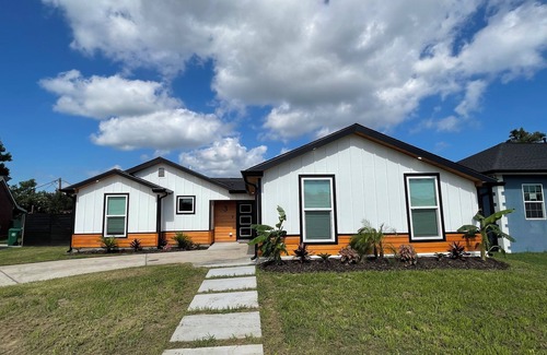 Kenner - Louis Armstrong International Airport Casa | Modern Spacious 4-bedroom house in charming Kenner with WiFi and AC