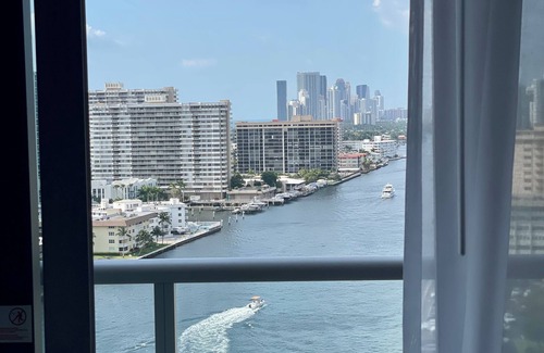 Hallandale Beach Condominio | Modern Studio/Hotel condo with private Balcony