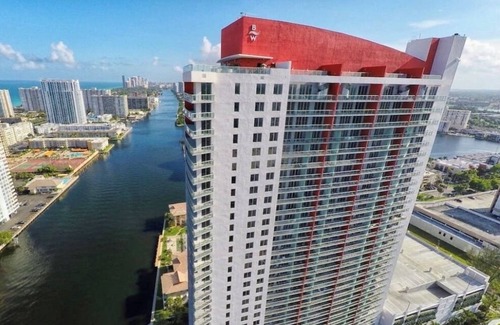 Hallandale Beach Condominio | Modern Studio/Hotel condo with private Balcony