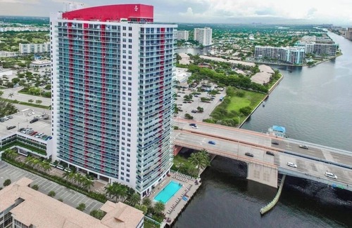 Hallandale Beach Condominio | Modern Studio/Hotel condo with private Balcony