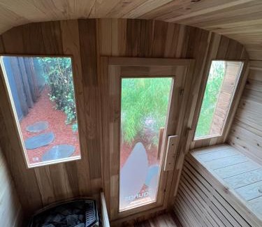 Albion Park Rail Apartamento | Modern Studio with Outdoor Bath and Cabin Sauna