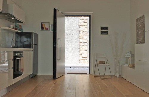 Toscolano Maderno Apartamento | Moderno limonaia apartamento de estilo, con magníficas vistas del lago y una gran piscina