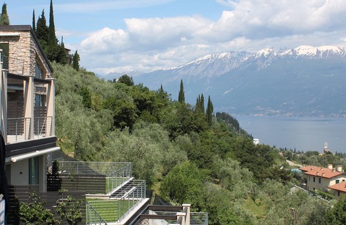 Toscolano Maderno Apartamento | Moderno limonaia apartamento de estilo, con magníficas vistas del lago y una gran piscina