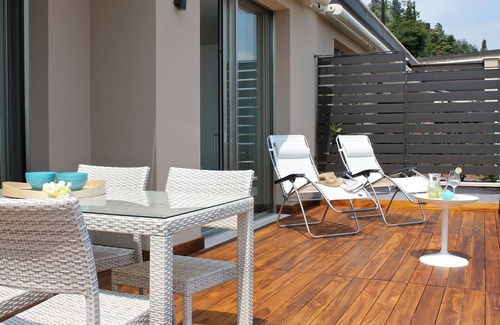 Toscolano Maderno Apartamento | Moderno limonaia apartamento de estilo, con magníficas vistas del lago y una gran piscina