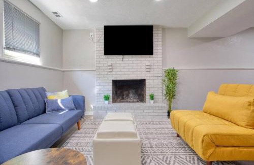 West Newton Casa | Modern-Sunroom-15min to DwnTwn-Grps-Kids-Firepit