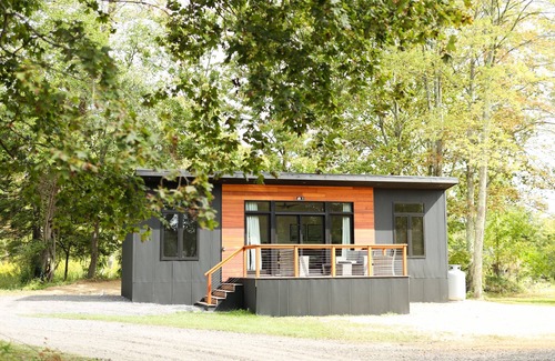 Milroy Cabina | Modern Tiny Home 24 w/Hot Tub!