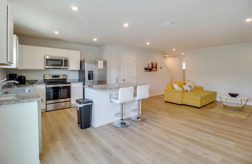 Cartersville Casa | Modern Townhome w/ Patio 7 Mi to Dtwn Cartersville