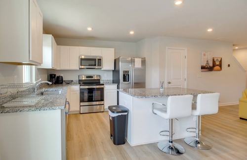 Cartersville Casa | Modern Townhome w/ Patio 7 Mi to Dtwn Cartersville