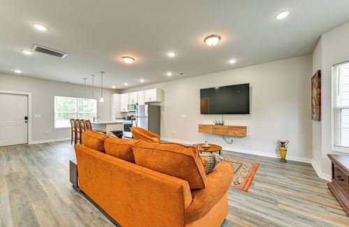 Lincoln Heights Casa | Modern Townhome w/Yard: 5 Mi to Dtwn Charlotte