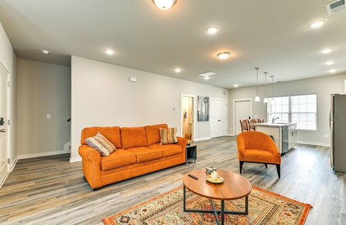 Lincoln Heights Casa | Modern Townhome w/Yard: 5 Mi to Dtwn Charlotte