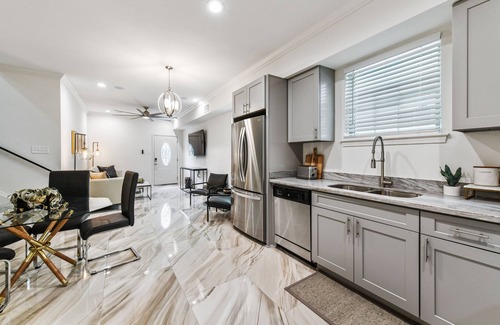 Tulane - Gravier Casa | Modern Upscale 5BR/5BA (4 en suite) Home near Superdome and French Quarter