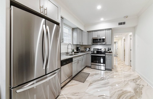 Tulane - Gravier Casa | Modern Upscale 5BR/5BA (4 en suite) Home near Superdome and French Quarter
