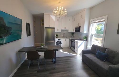 Orillia Apartamento | Modern Victorian Charmer