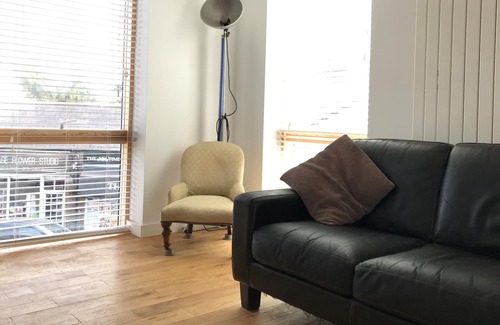 Dinas Powys Casa | Modern, Warm and Cosy Welsh Retreat