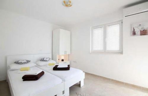 Mimice Apartamento | Moderne Ferienwohnung in Mimice mit gemeinsamem Pool, Grill und Terrasse und Meerblick