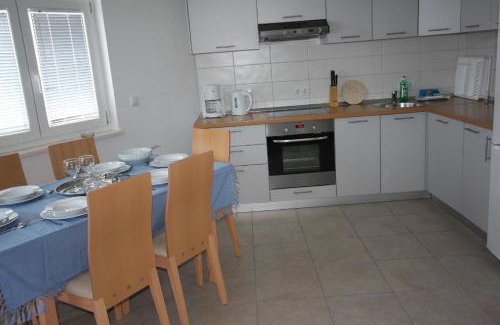 Mimice Apartamento | Moderne Ferienwohnung in Mimice mit gemeinsamem Pool, Grill und Terrasse und Meerblick