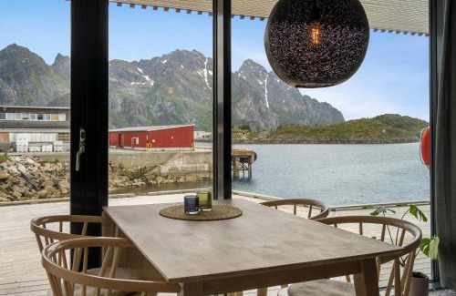 Henningsvaer Apartamento | Moderne leilighet ved sjøen med opptil åtte sengeplasser