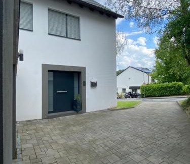 Hustadt Apartamento | Modernes Ferienhaus mit 2 Balkonen, Terrasse und Garten !