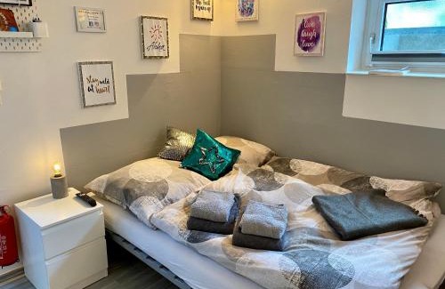 Denkte Apartamento | Modernes Zimmer mit Küchenzeile und Bad